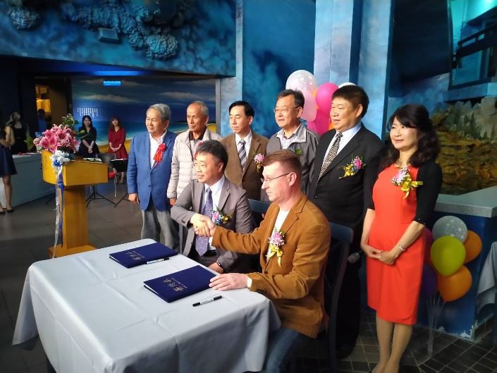 Loginov博士與張文炳博士代表雙方簽訂MOU