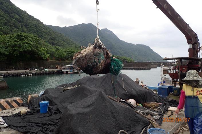 5.從海上清除攜回大量的繩索垃圾