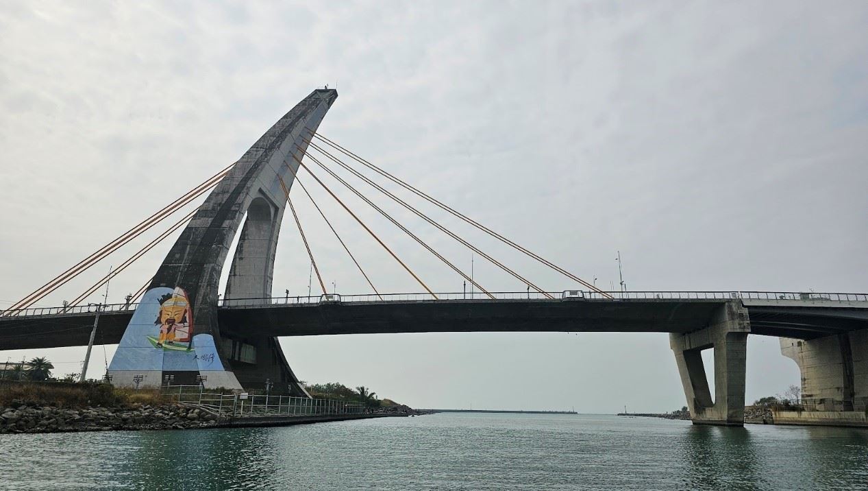 鵬灣跨海大橋與高雄大港橋是臺灣目前唯二的開啟式景觀橋