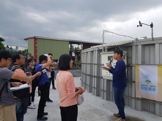 聖鯛水產科技黃壹聖董事長解說HDPE設施及智能水質監控設備