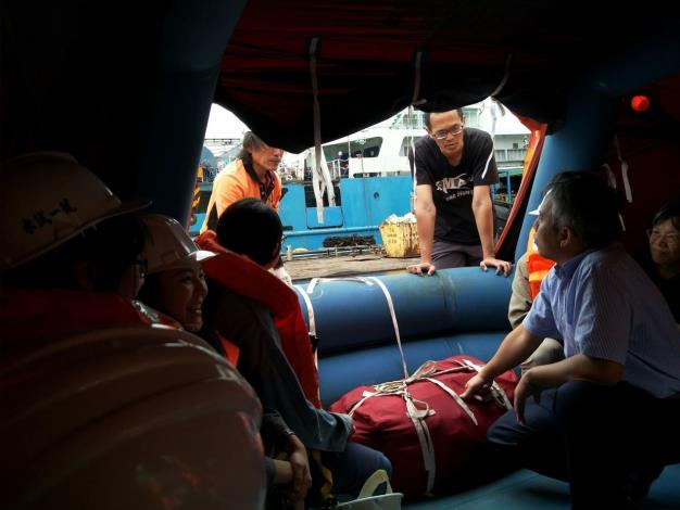 展開完成後的救生筏可裝載20人以上，筏內有求生相關備品(紅色包裹)如乾糧、藥品等