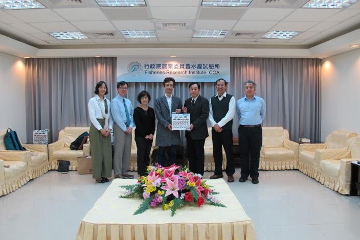 陳所長(右三)代表本所致贈紀念品，日本京都大學太田教授(左四)代表接受