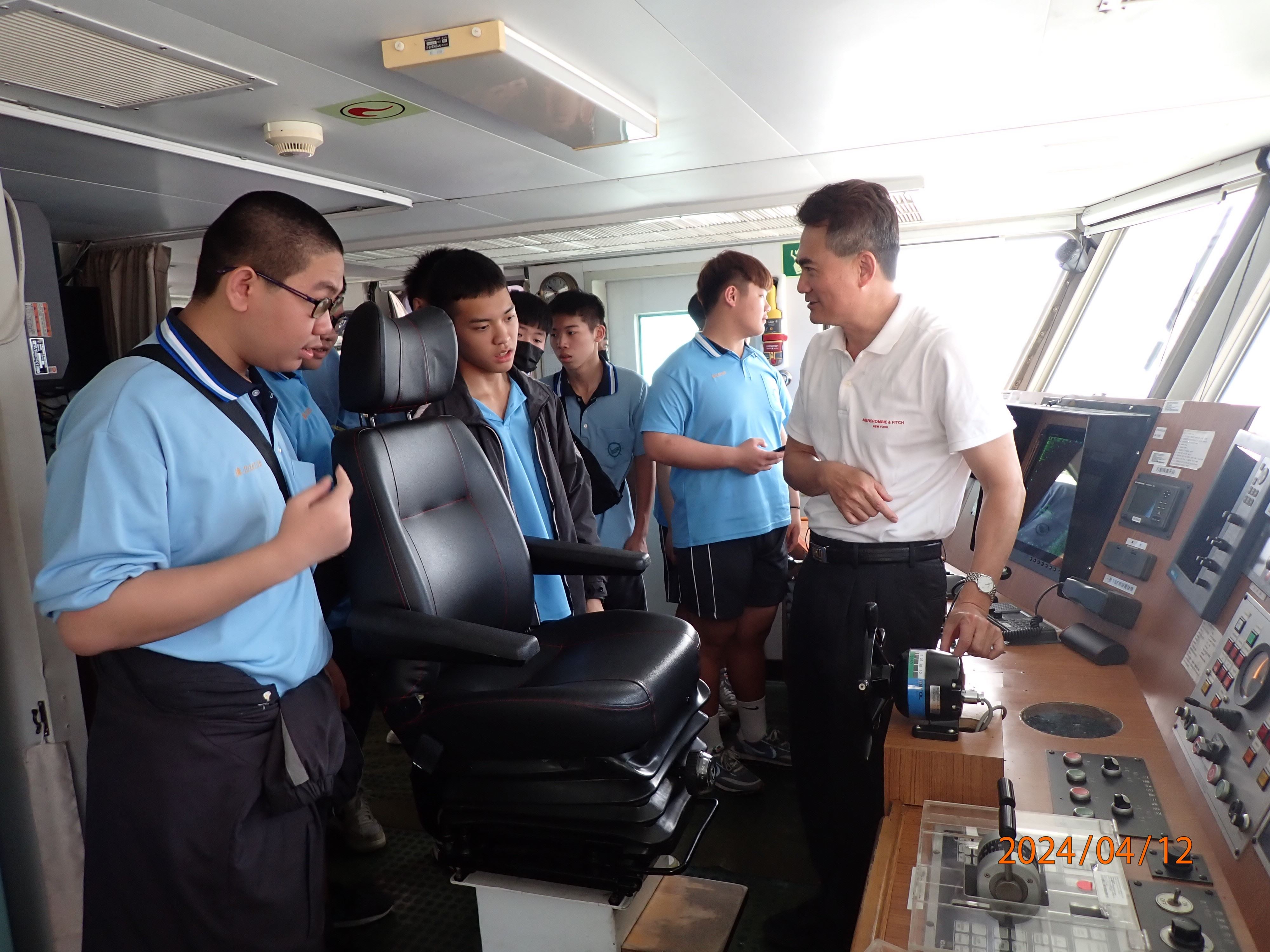 翁主任帶領學生們參訪水試二號，並說明駕駛台航儀設備